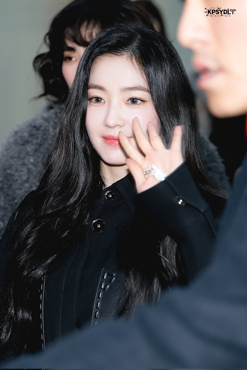 241227 Red Velvet Irene at Incheon Airport documents 5