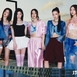 ITZY GOLD CONCEPT PICTURES