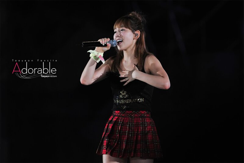 100821 Girls' Generation Taeyeon at SMTOWN Live in Seoul documents 13