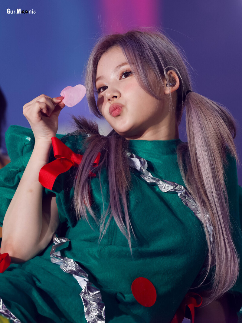 211226 - TWICE 4TH World Tour - Sana documents 10