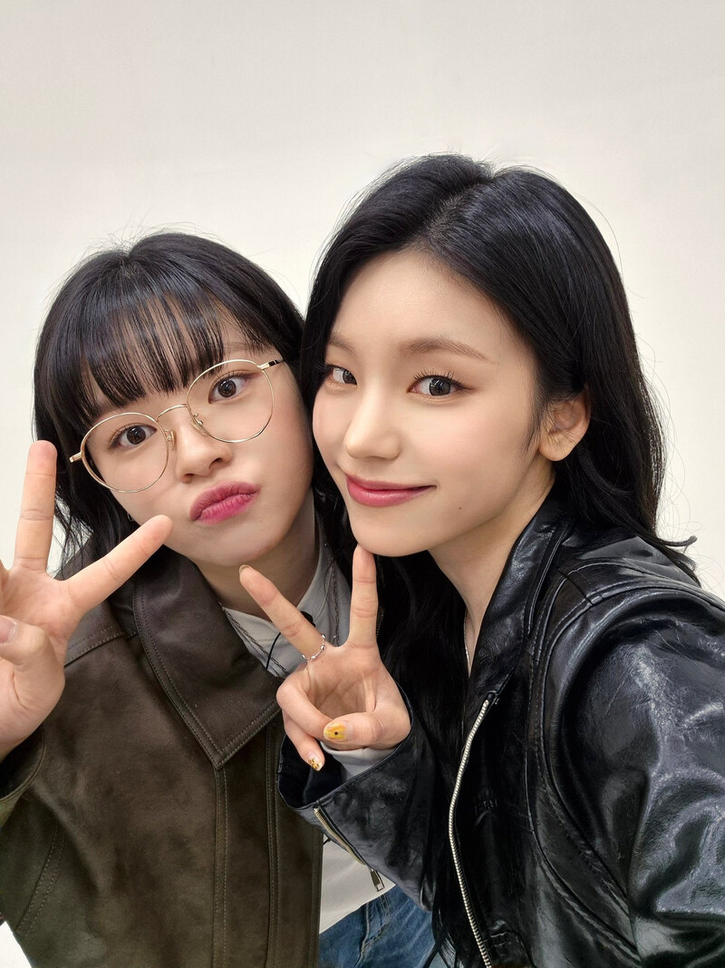 241116 - ITZY Twitter Update with YEJI n JEONGYEON documents 1