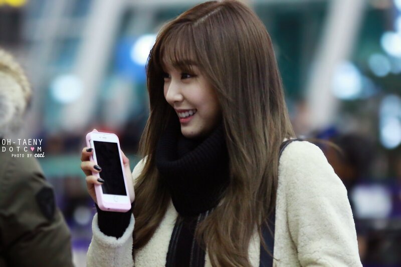 141202 Girls' Generation Tiffany at Incheon & Hong Kong Airport documents 6