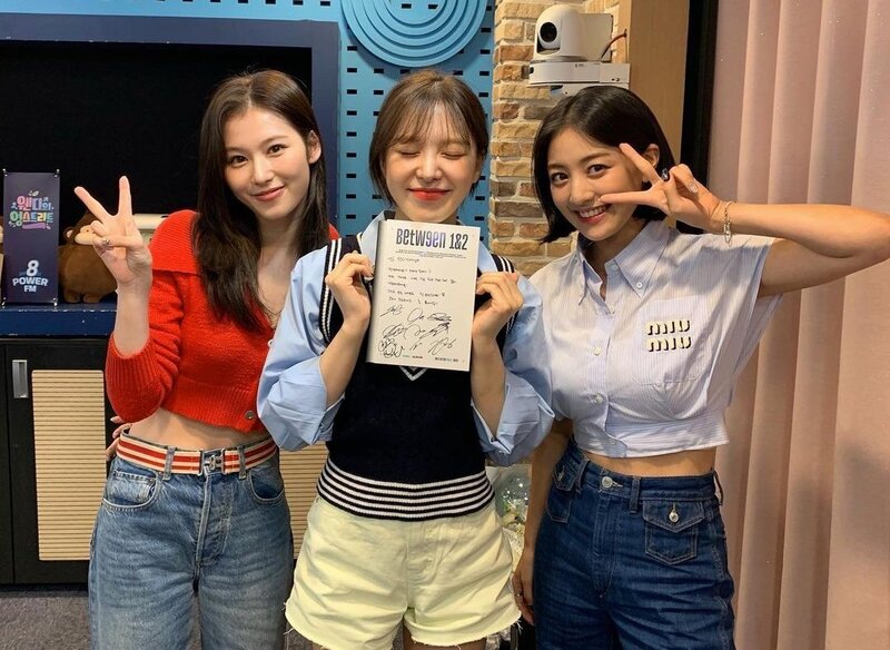220831 SBS Young Street Instagram Update with Red Velvet Wendy & Twice Jihyo, Sana documents 4
