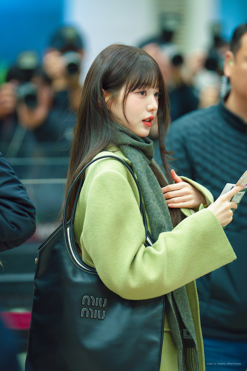 231114 IVE's Wonyoung at Gimpo International Airport (GMP) documents 7