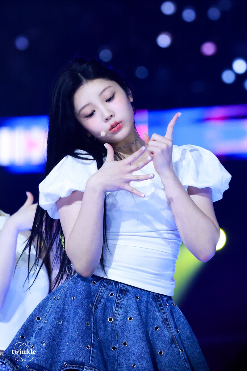 240602 ILLIT Wonhee at K-Wave Concert Inkigayo documents 13