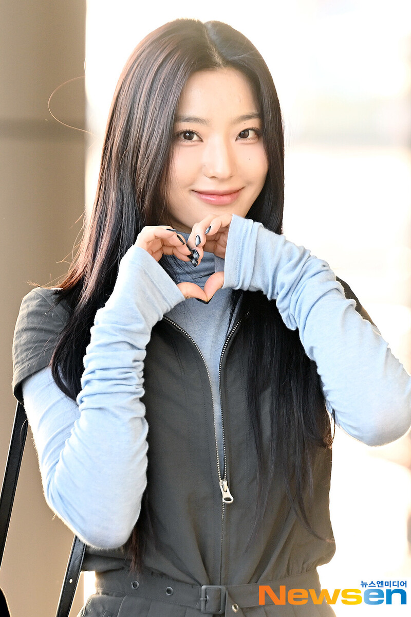 241109 fromis_9 Saerom at Gimpo International Airport documents 3