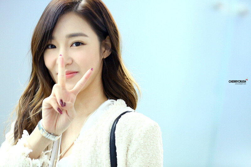 160222 Girls' Generation Tiffany at Incheon Airport documents 1