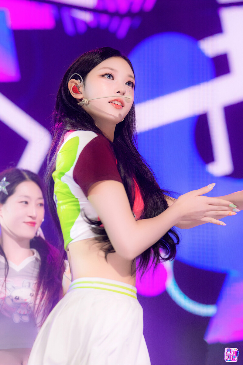 230806 NewJeans Haerin - 'Super Shy' at Inkigayo documents 2