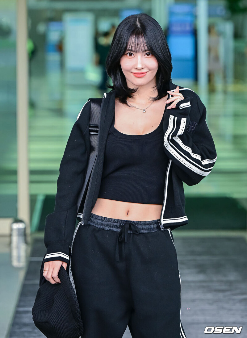 230918 TWICE Momo at Incheon International Airport documents 5