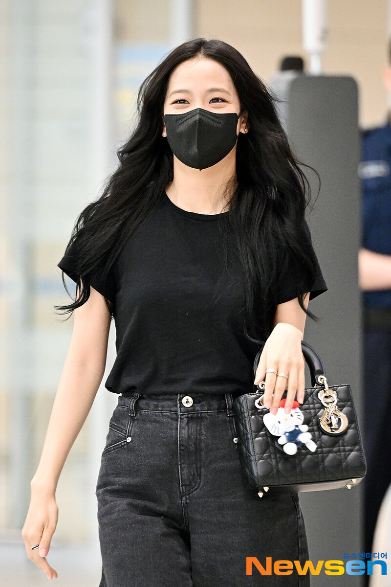 240711 Jisoo at Incheon International Airport documents 2