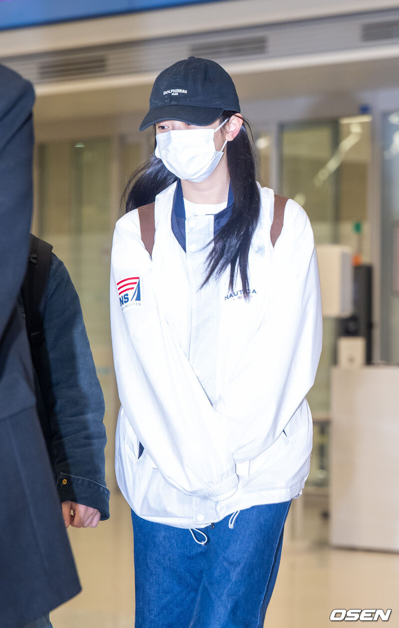 241121 Newjenas Hanni at Incheon International Airport documents 7