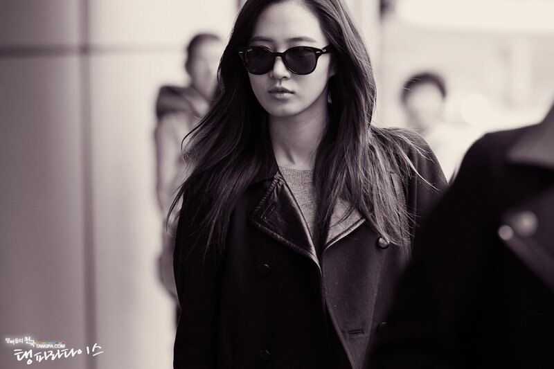 121106 Girls' Generation Yuri at Gimpo Airport documents 1