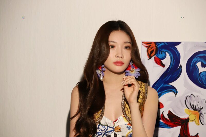 210526 MNH Naver Post - Chungha's Harpers Bazaar May Issue Photoshoot Behind documents 16