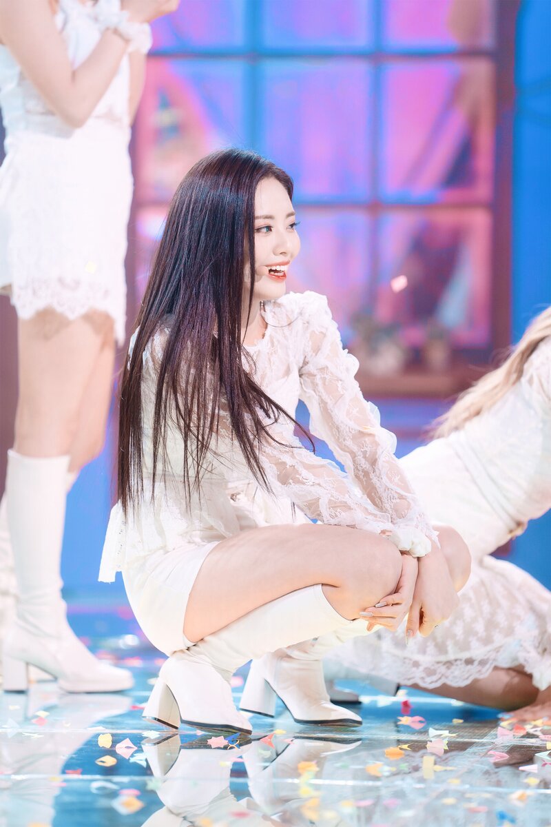220123 fromis_9 Jiwon - 'DM' at Inkigayo documents 7