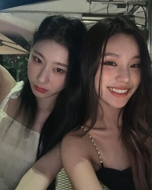 221006 ITZY Instagram Update - Chaeryeong & Yeji