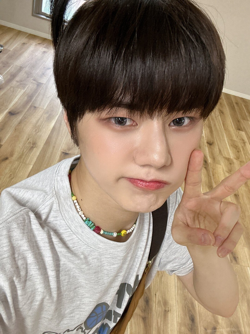 230501 NINE.i Twitter Update - Vari | kpopping