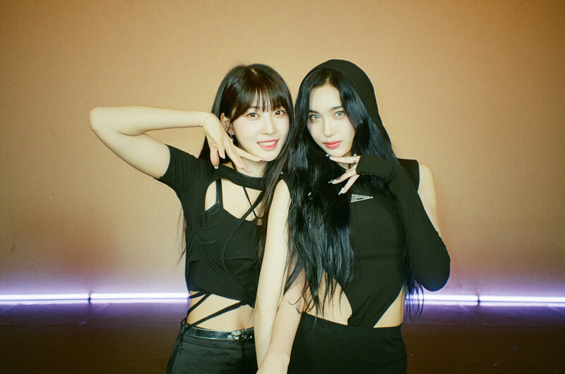 230831 M2 Twitter Update - EVERGLOW - August Film Camera Photos documents 3