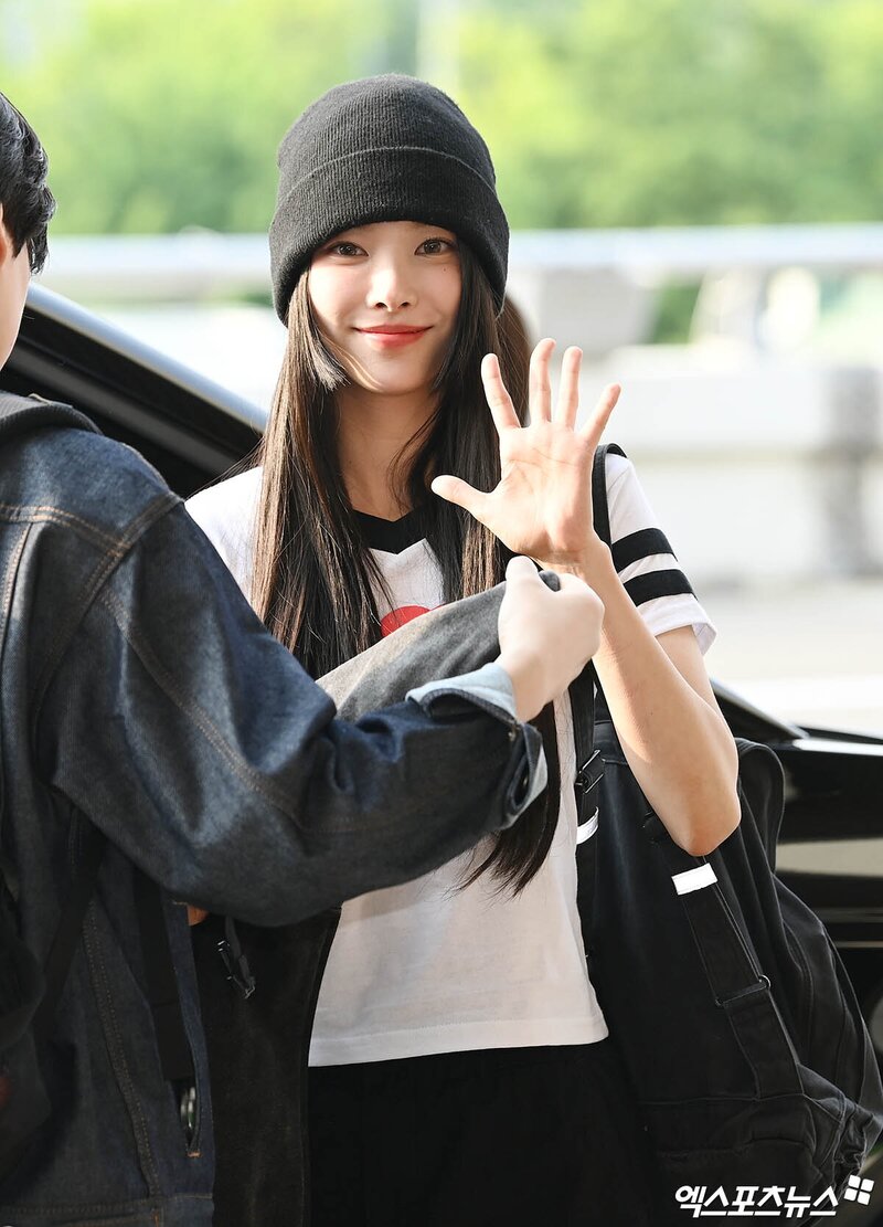 240430 ILLIT Yunah at Gimpo International Airport documents 4