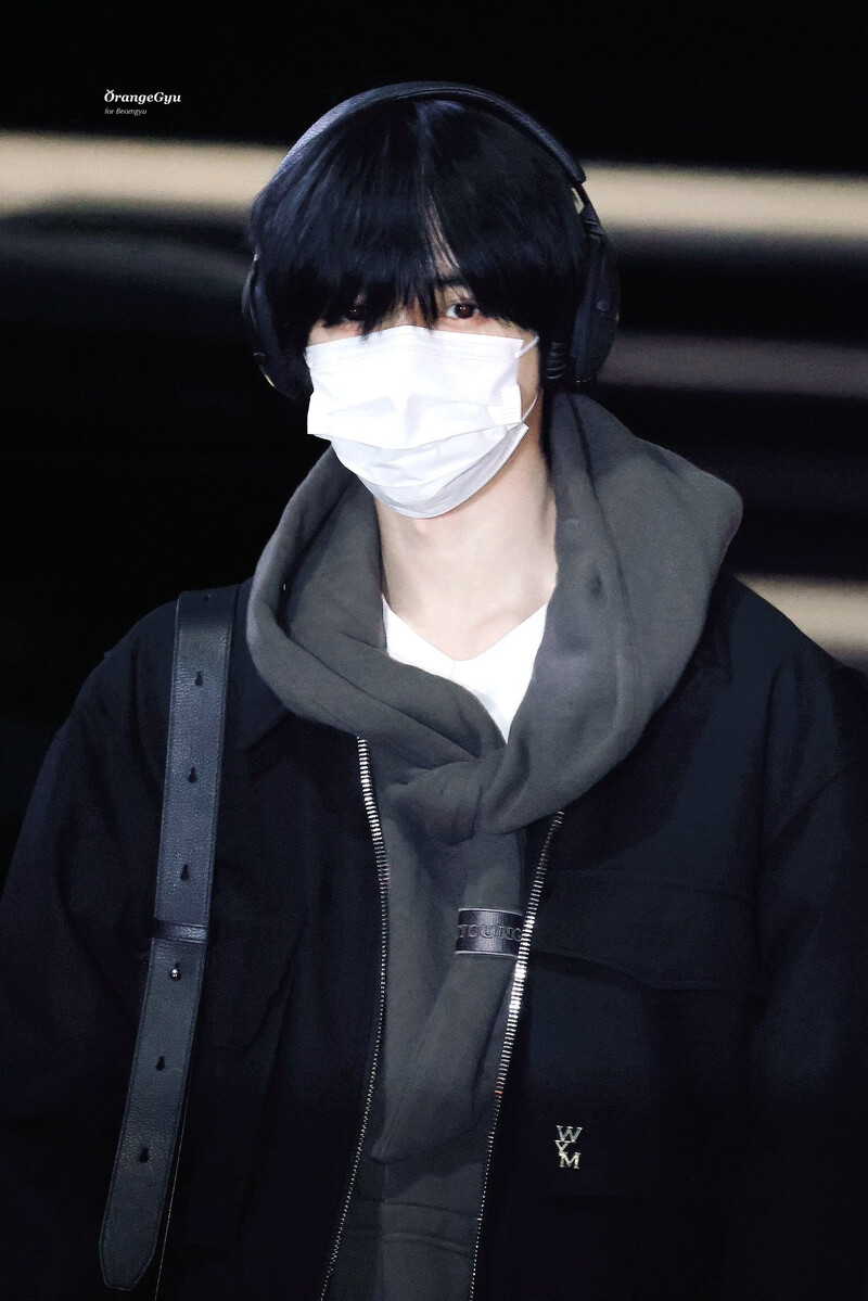 250103 TXT Beomgyu at Incheon Airport documents 2