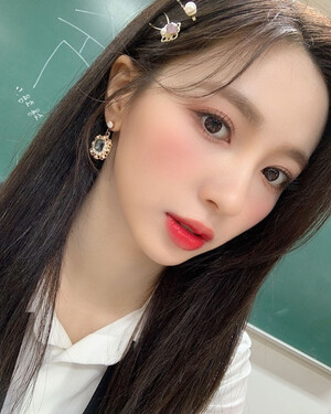 220919 CHERRY BULLET Instagram Update - Jiwon