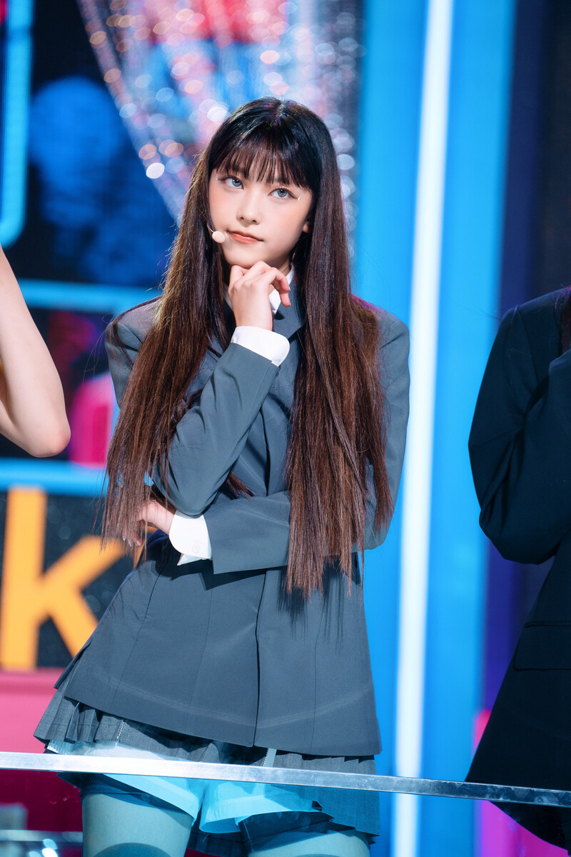 220807 NewJeans Haerin 'Cookie' at Inkigayo documents 18