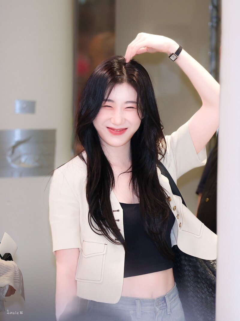 240605 ITZY Chaeryeong at Incheon International Airport documents 1