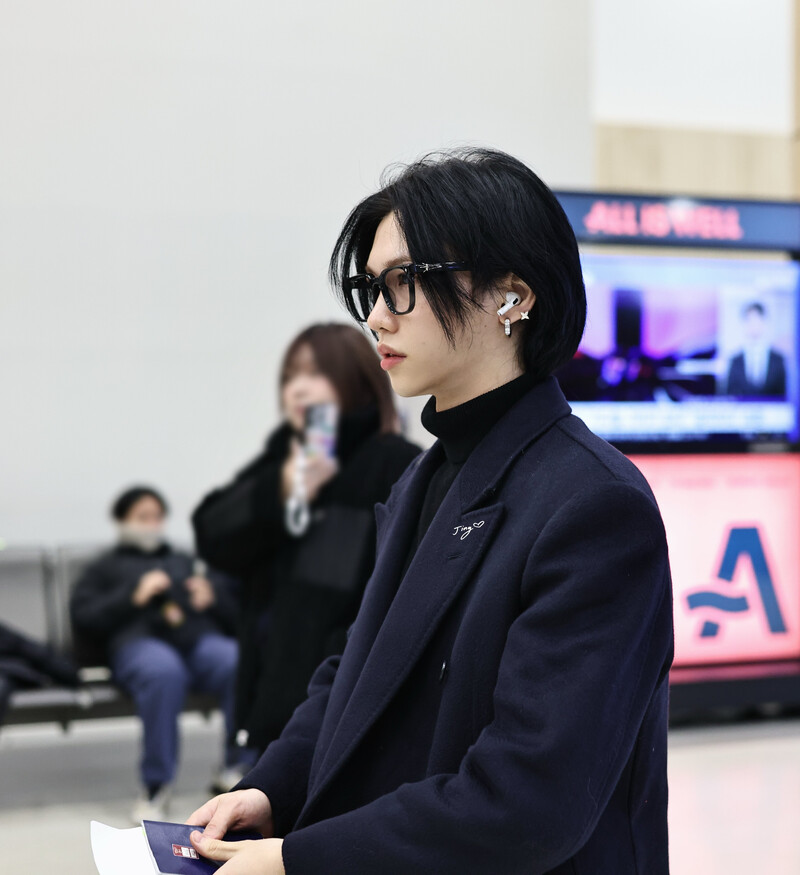 241227 StrayKids Felix at Airport documents 3