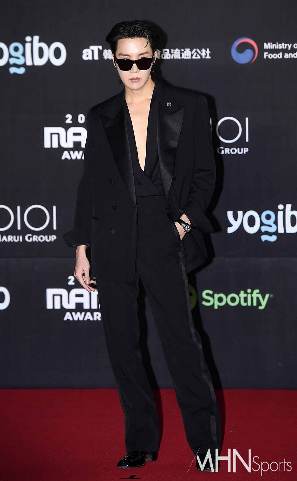 BTS J-Hope Put On A Showstopping Look At The 2022 MAMA Awards Red Carpet