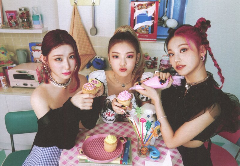 ITZY 'Crazy In Love' Album Scans documents 6