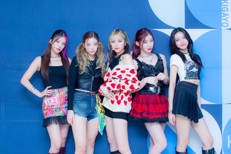 211003 SBS Twitter Update - ITZY at Inkigayo Photowall documents 1
