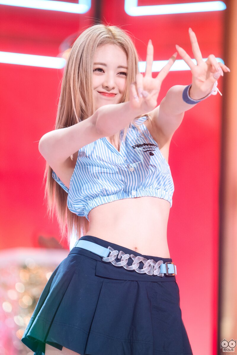220718 ITZY Yuna - 'Sneakers' at SBS Inkigayo documents 4