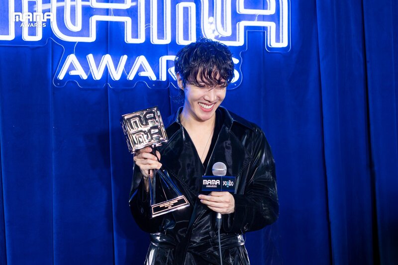 221202 MAMA AWARDS Twitter Update - Behind scenes of 2022 MAMA AWARDS ‘Thank You Stage’ | BTS J-HOPE documents 3