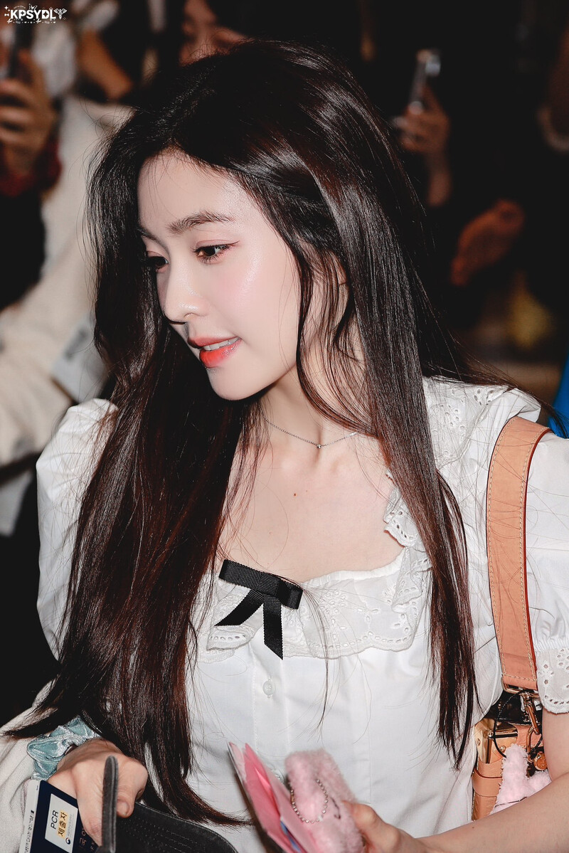 240510 Red Velvet Irene at Gimpo International Airport documents 2