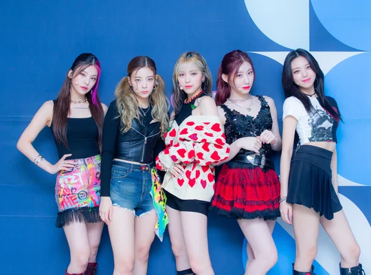 211003 SBS Twitter Update - ITZY at Inkigayo Photowall | kpopping