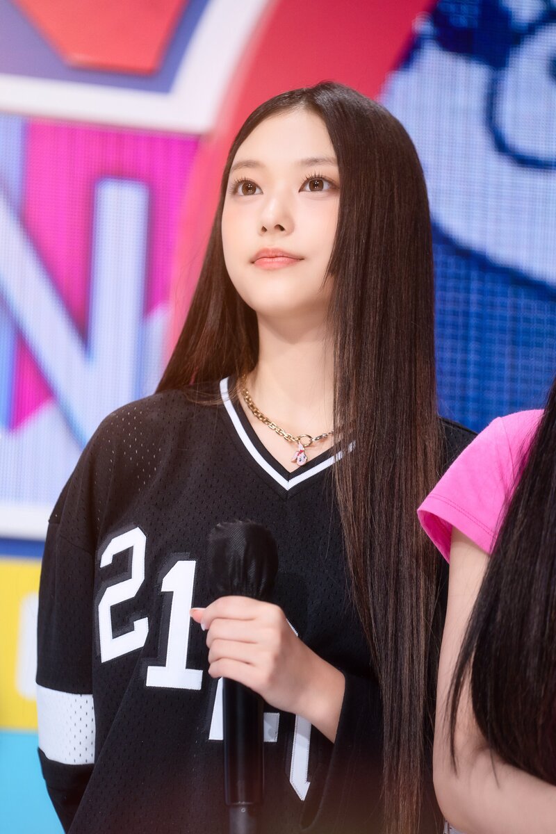 220807 NewJeans Haerin 'Attention' at Inkigayo documents 22