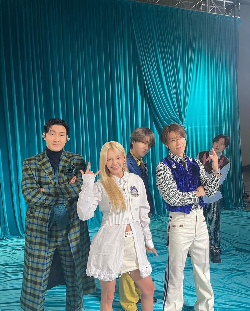 230104 SNSD Hyoyeon Instagram Update with SUPER JUNIOR Siwon, Yesung, Lee Donghae documents 2