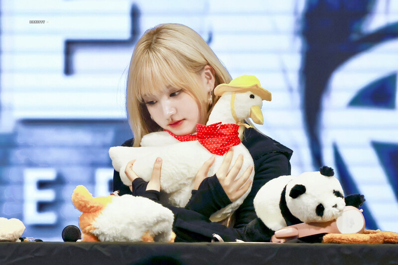 231112 IVE Liz at Fansign Event documents 5