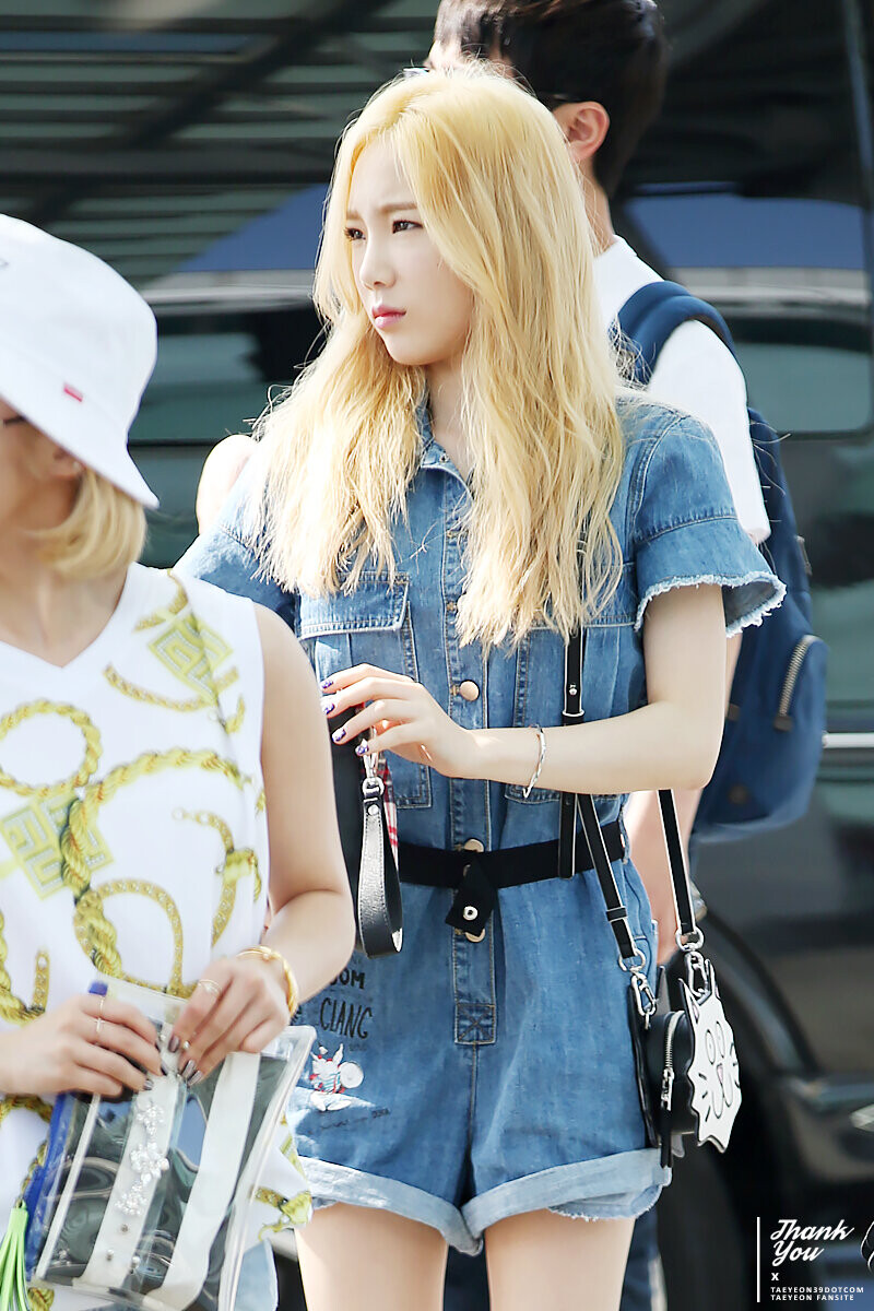 150610 Girls' Generation Taeyeon at Incheon Airport documents 17