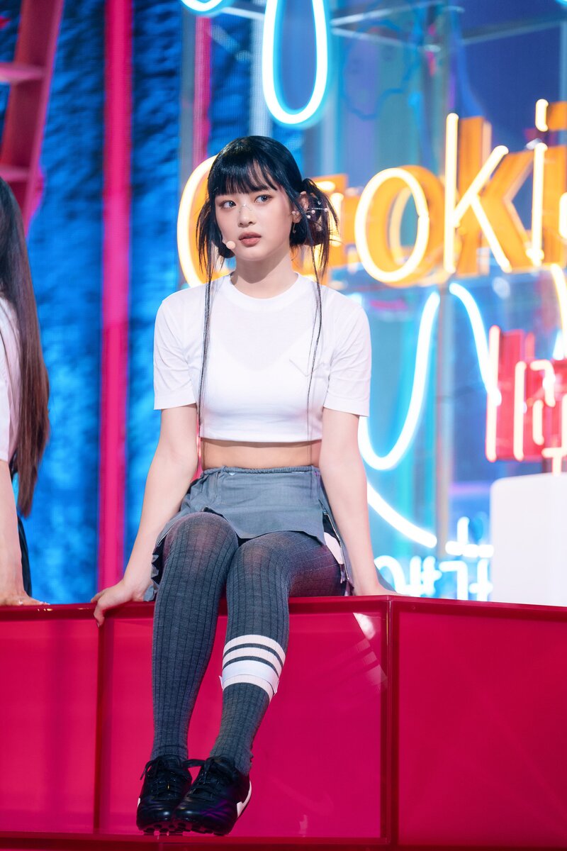 220807 NewJeans Hanni 'Cookie' at Inkigayo documents 9