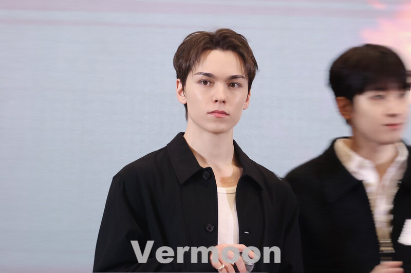 241229 SEVENTEEN Vernon - Yiziyhu Fansign Event in Shanghai documents 13