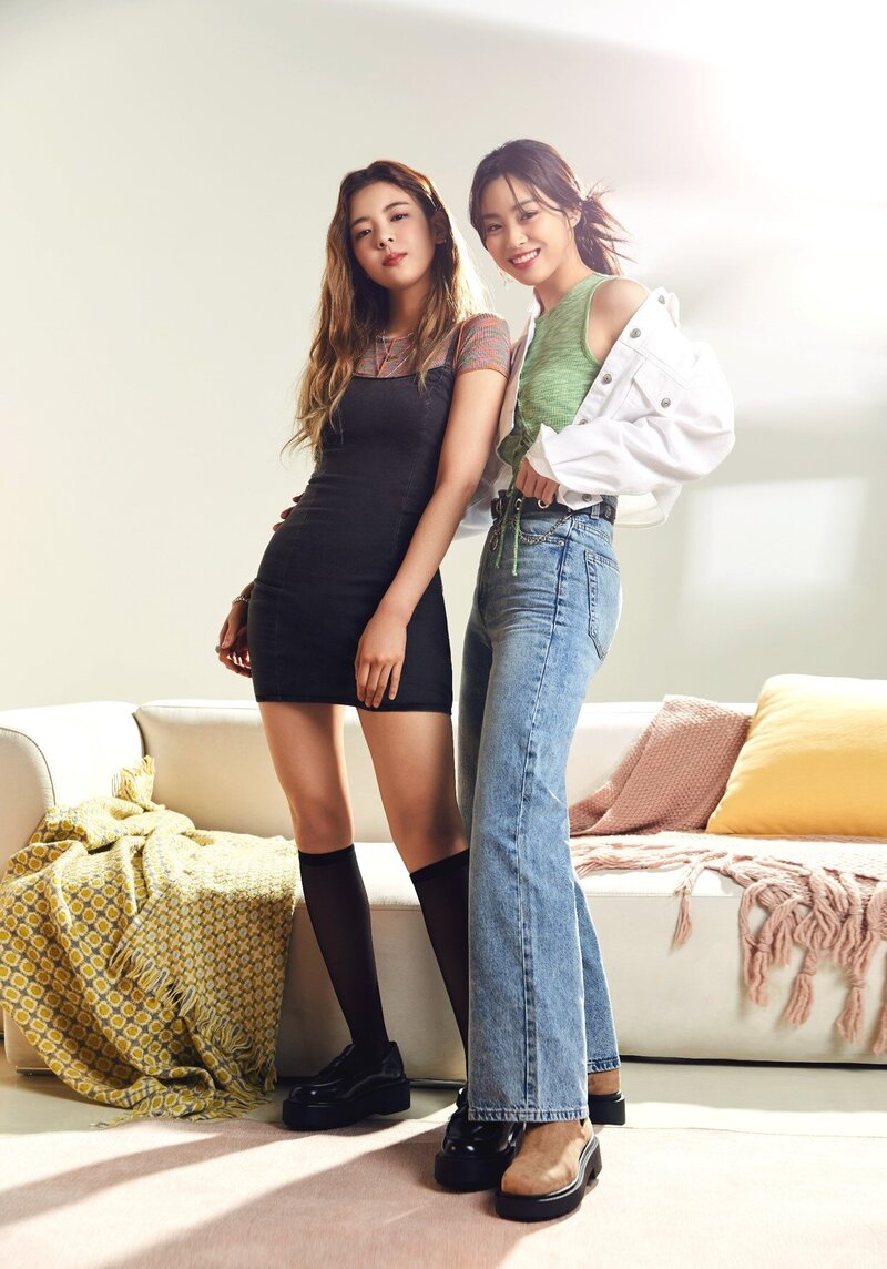 ITZY for H&M 2022 Spring / Summer Collection documents 9