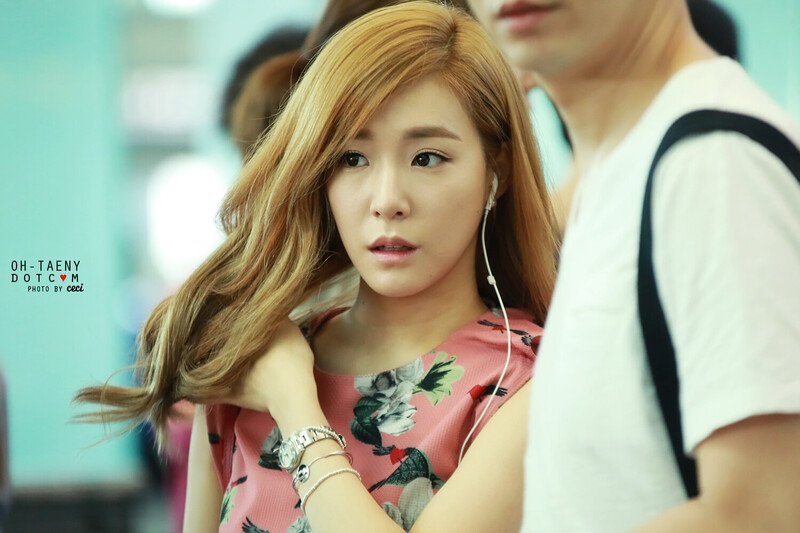 140802 Girls' Generation Tiffany at Incheon & Hong Kong Airport documents 2