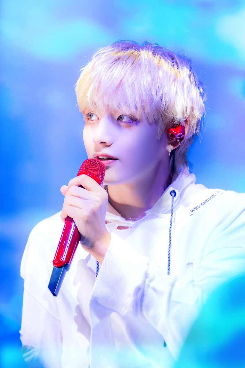 230910 BTS V - 'Slow Dancing' at Inkigayo documents 1