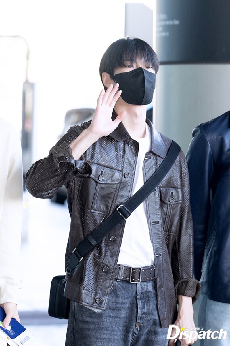 230907 NCT 127 Doyoung at Incheon International Airport documents 4