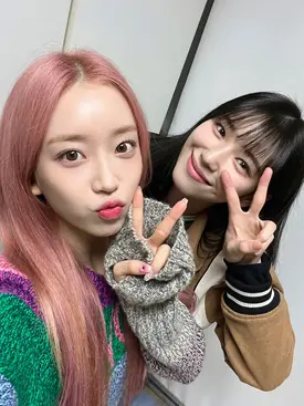 230121 STAYC & Rocket Punch Weverse Update - Sumin & Suyun