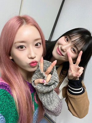 230121 STAYC & Rocket Punch Weverse Update - Sumin & Suyun