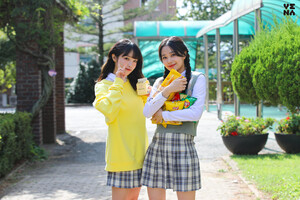 220215 Yuehua Naver Post - Yena with Jihan - World of My 17 S2 Behind