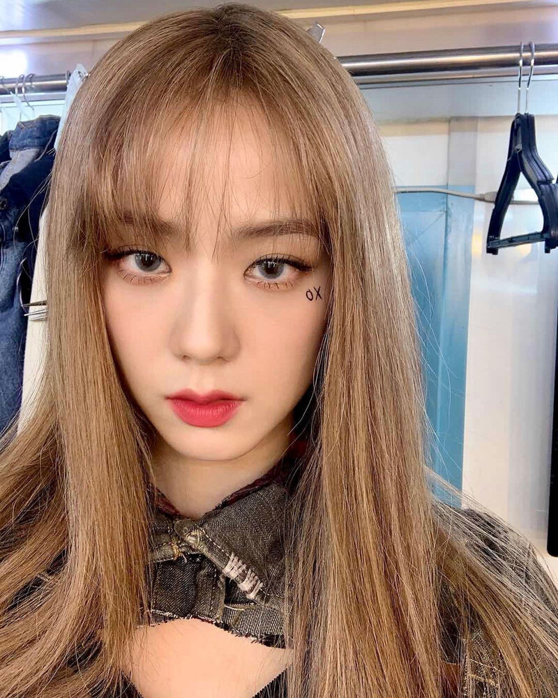 210804 - JISOO Instagram Update documents 1