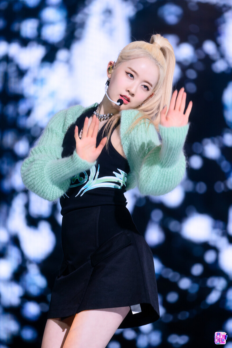 220306 STAYC Sieun - 'RUN2U' at Inkigayo documents 24