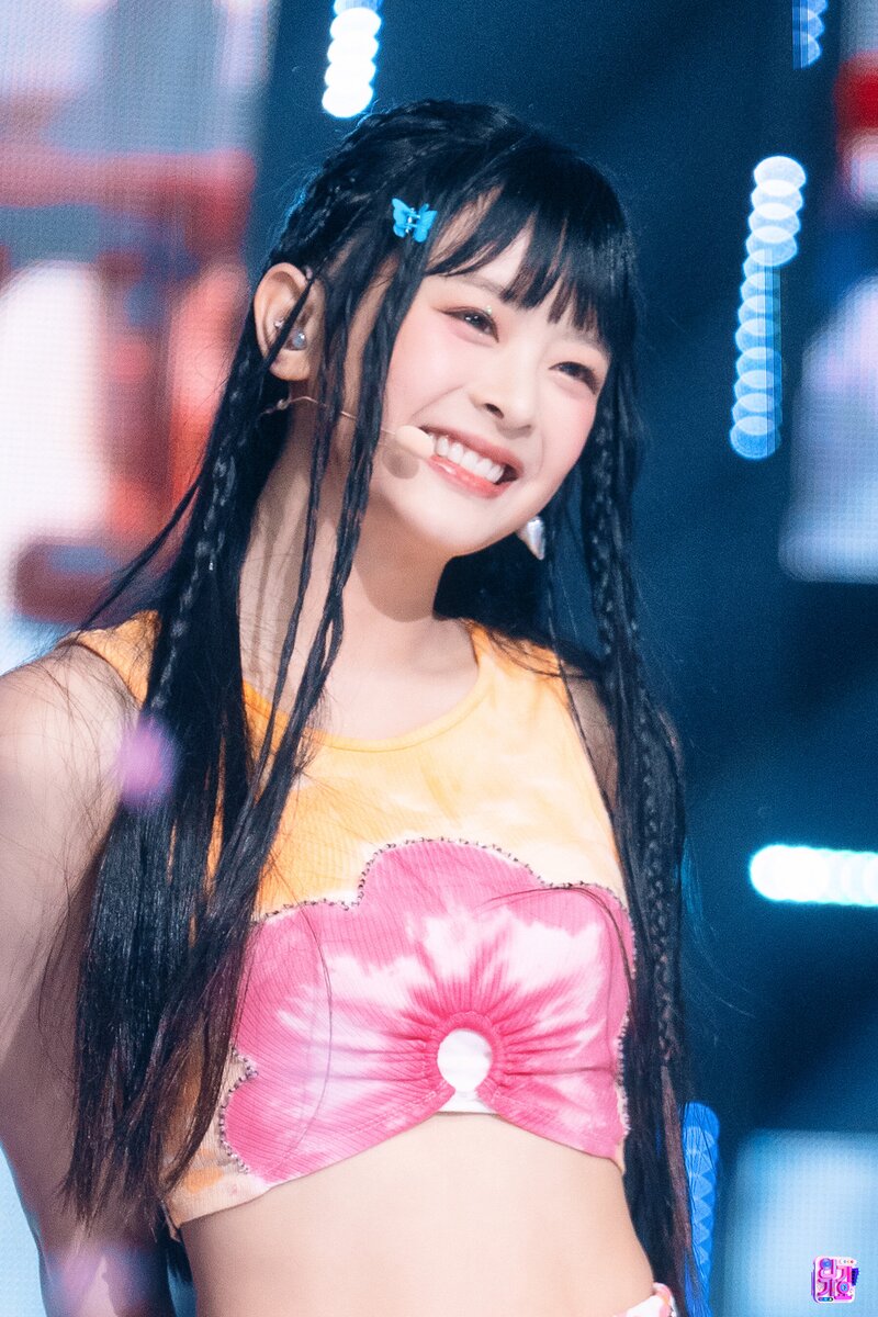 220821 NewJeans Hanni - 'Attention' at Inkigayo documents 4
